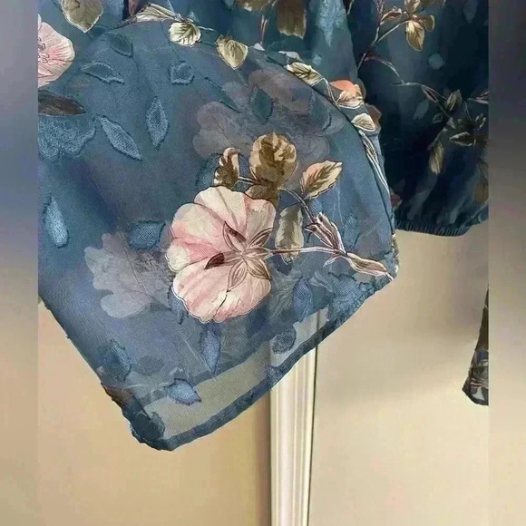 ASTR the label surplice teal floral burnout blouse crossover Medium - Picture 5 of 10